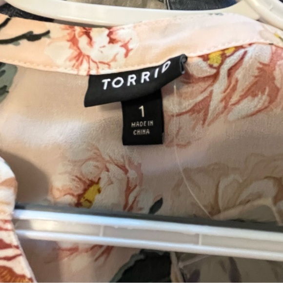 NWT Torrid Peach Floral Button Down Long High Low Blouse 1X (Torrid Size 1) - Picture 10 of 15